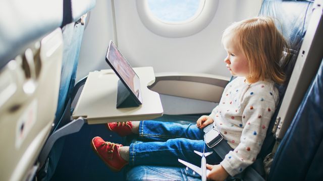Como fazer para viajar com crianças de avião